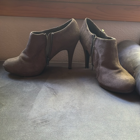 IMPO Brown Suede zippered heel ankle boots size 9 - Picture 4 of 4